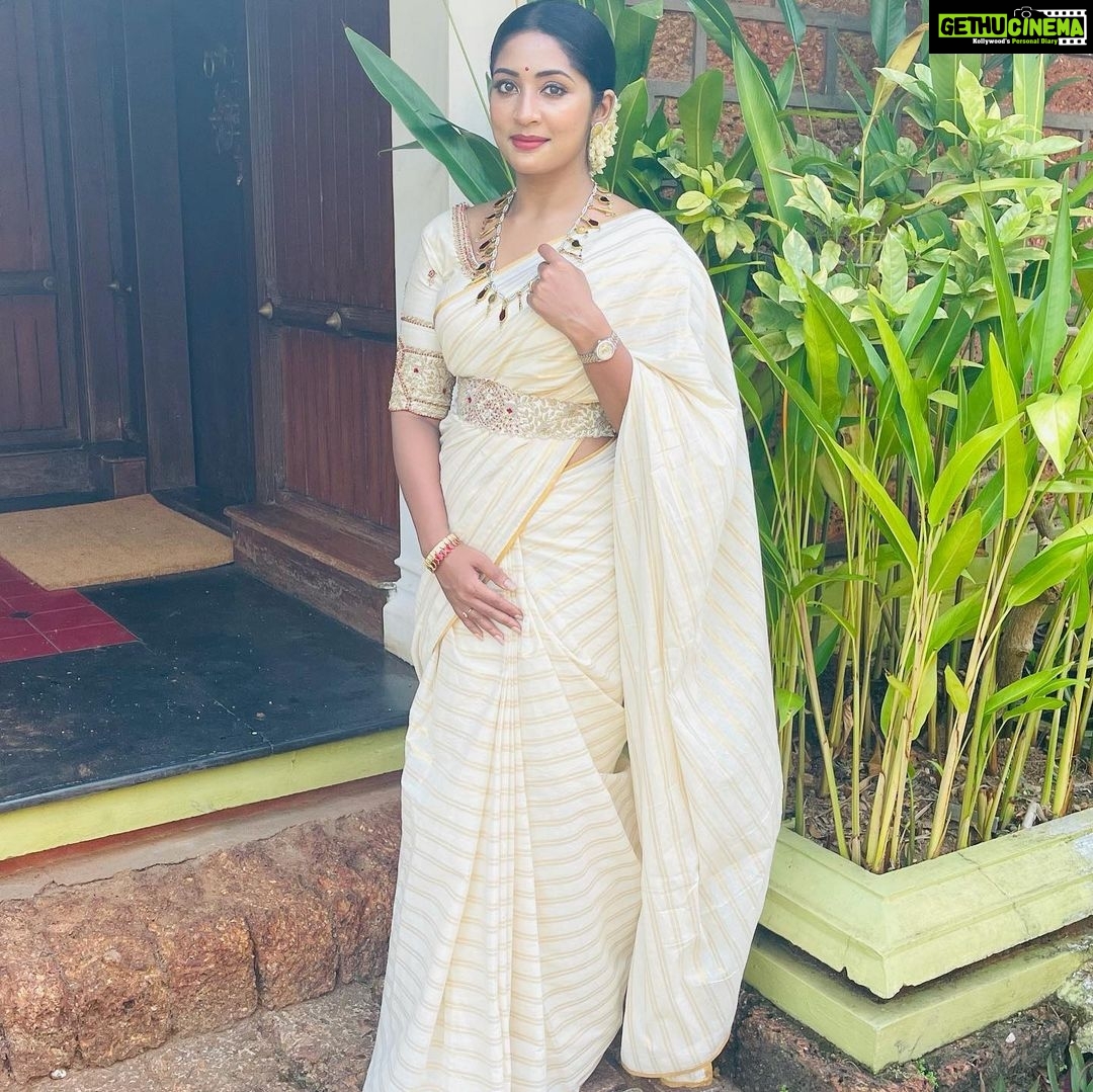 Navya Nair Instagram - Dont choose the convenient , the comfortable , the respectable , the socially acceptable , choose something that rings a bell in your heart .. Thanx raga fr this beautiful haara and earring , i jus loved it 🤗 @c.j.artisanboutique And my love to amrita fr this outfit @rutwva_insta .. U both made my day ...
