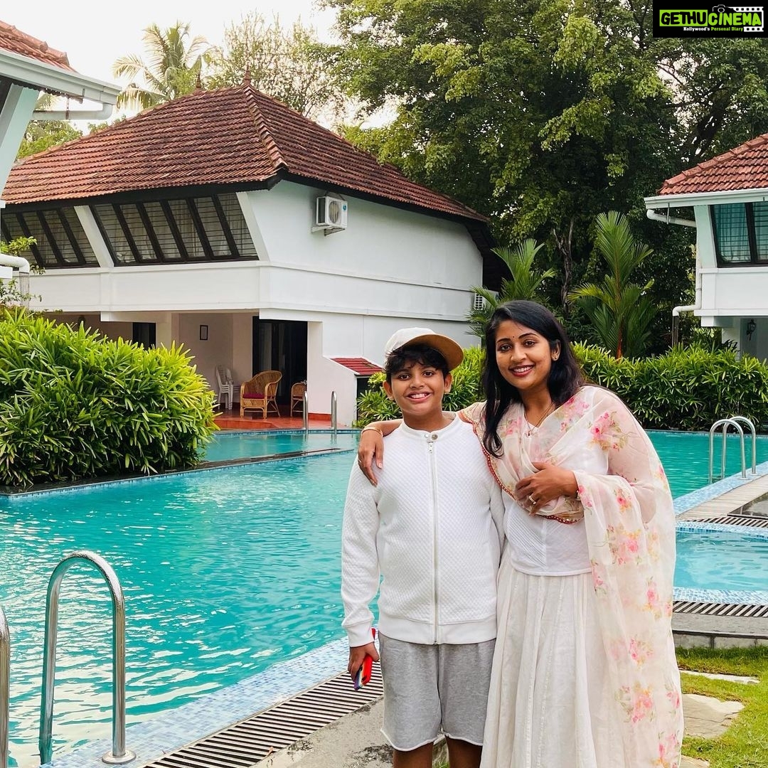 Navya Nair Instagram - All about ystdy .. cousins meet .. ❤️❤️❤️