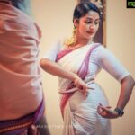 Navya Nair Instagram - മനു മാഷ് .. കലയെ കൂടുതൽ അറിയാൻ ആസ്വദിക്കാൻ ,ഇന്ത്യൻ സംസ്കാരത്തെ നെഞ്ചോടടക്കി പിടിക്കാൻ പിടിക്കാൻ , ബഹുമാനിക്കാൻ , ഒക്കെയും ഈ വലിയ മനുഷ്യന്റെ സ്വാധീനം .. ഓരോ തവണ അടവുകൾ തിരുത്തുമ്പോഴും ,തിരുത്തപ്പെടുന്നത് എന്നിലെ ഞാൻ എന്ന തോന്നൽ തന്നെ .. നമുക്കൊന്നും ഒന്നും അറിയില്ല എന്ന് അറിയുന്നിടത്തു നിന്ന് തുടങ്ങുന്നു അറിവ് .. പ്രണാമം ..