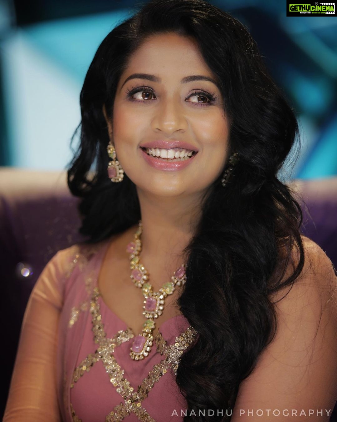 Navya Nair Instagram - Thank u anandu fr these very much candid clicks .. make up @sijanmakeupartist styling @sabarinathk_ accessories @sangeetha916gold costumes @ioara_couture .. @flowers_starmagic @anopjohn