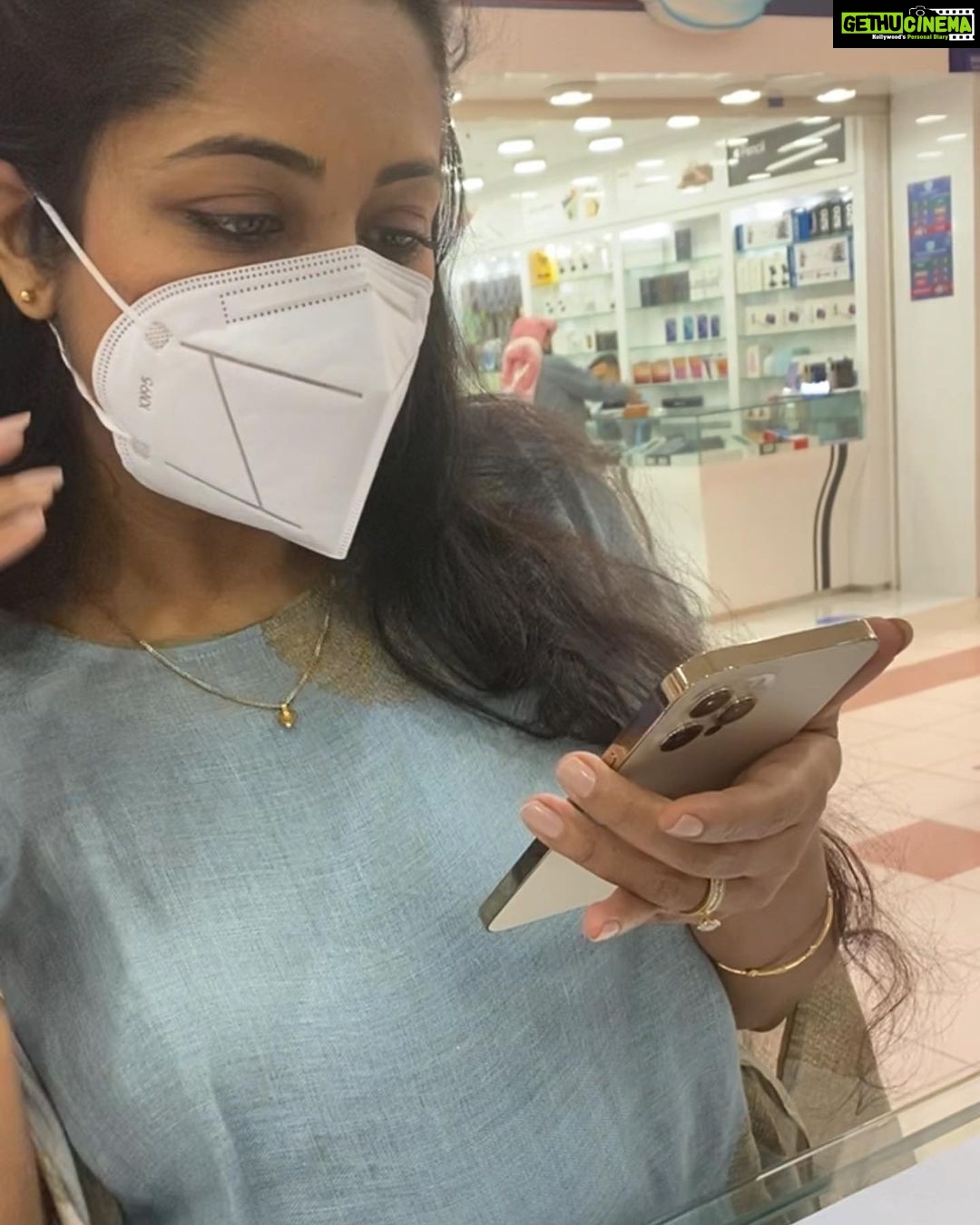 Navya Nair Instagram - Candids 🤣🤣🤣 mask ettal ende chiri kaanunnilla , mask maatti chirikkam 🙆🏻♀️🙆🏻♀️🙆🏻♀️🙈🙈
