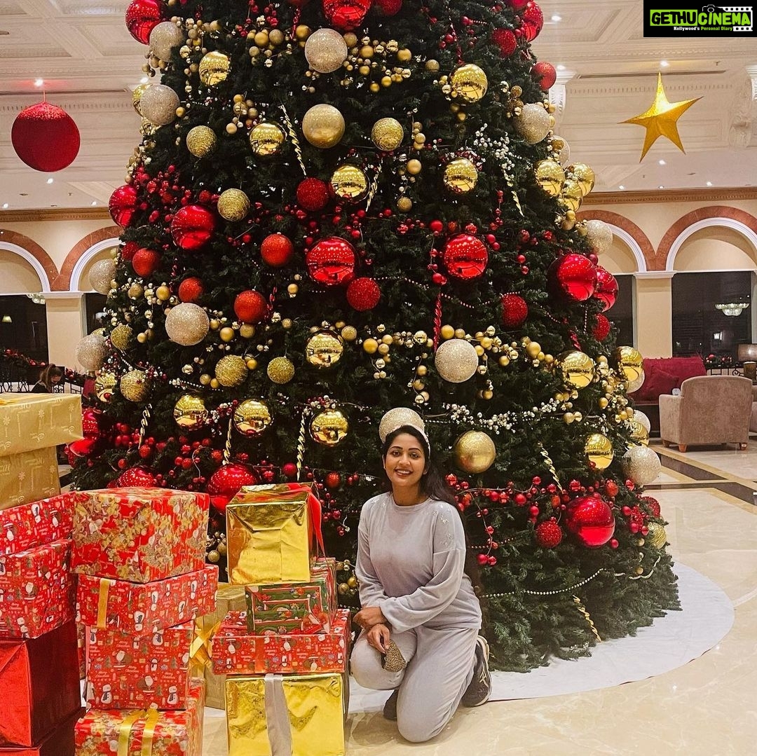 Navya Nair Instagram - Happy happy new year to each and everyone , live life with a lot of love .. 2021 is going to be a blessed year .. love u all .. #hope #peace #love ..