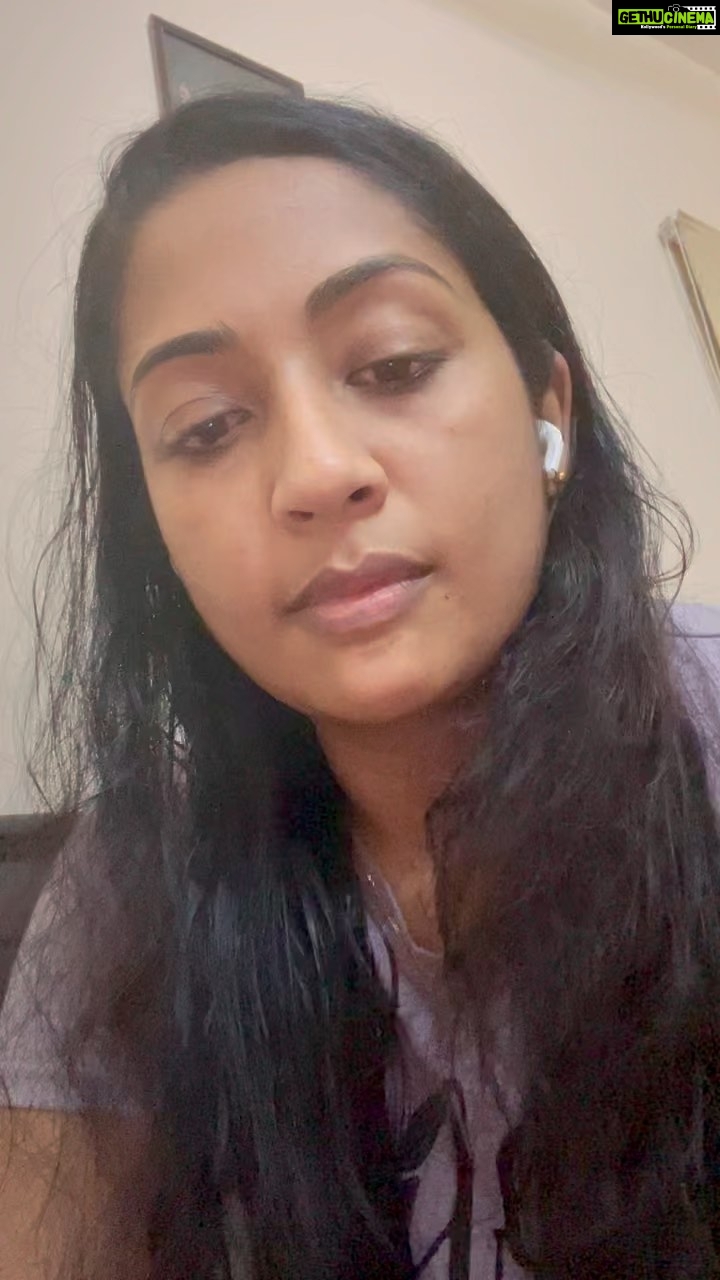 Navya Nair Instagram - ഇവിടെ മഴ പെയ്യുന്നു ..
