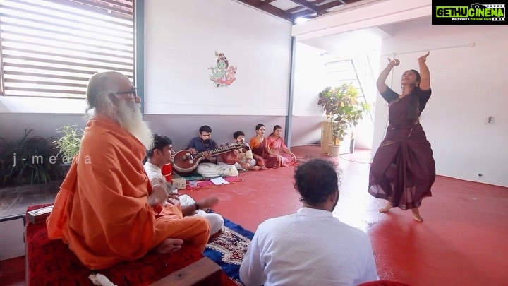 Navya Nair Instagram - Snippets from kannada jathiswaram .. practise session with Guru Manu Mash ... Mridangam - @prabaljithkb Veena - @dharma_theerthan Video - @jiju_k_vijayan Credits - @manuthekkoot