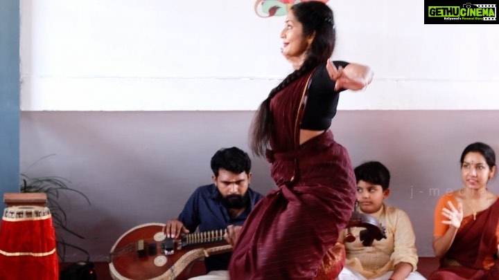 Navya Nair Instagram - Practise session with master 🙏🏻🙏🏻🙏🏻 Mridangam - Prabhal K Jith Veena - Dharma Theerthan Video - Jiju K Vijayan and special thanx to @manuthekkoot