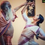 Navya Nair Instagram - മനു മാഷ് .. കലയെ കൂടുതൽ അറിയാൻ ആസ്വദിക്കാൻ ,ഇന്ത്യൻ സംസ്കാരത്തെ നെഞ്ചോടടക്കി പിടിക്കാൻ പിടിക്കാൻ , ബഹുമാനിക്കാൻ , ഒക്കെയും ഈ വലിയ മനുഷ്യന്റെ സ്വാധീനം .. ഓരോ തവണ അടവുകൾ തിരുത്തുമ്പോഴും ,തിരുത്തപ്പെടുന്നത് എന്നിലെ ഞാൻ എന്ന തോന്നൽ തന്നെ .. നമുക്കൊന്നും ഒന്നും അറിയില്ല എന്ന് അറിയുന്നിടത്തു നിന്ന് തുടങ്ങുന്നു അറിവ് .. പ്രണാമം ..