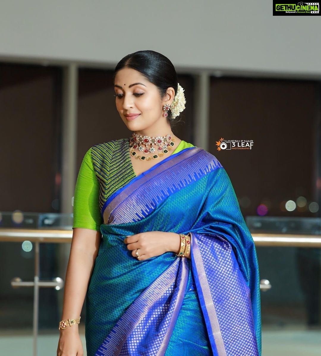Navya Nair Instagram - Lovers dont finally meet somewhere , they are in each other all along .. rumi ❤️❤️❤️ MUA @amal_ajithkumar styling @sabarinathk_ loved the blouse sabbu Jewellery @sangeetha916gold Saree @seemattitextiles