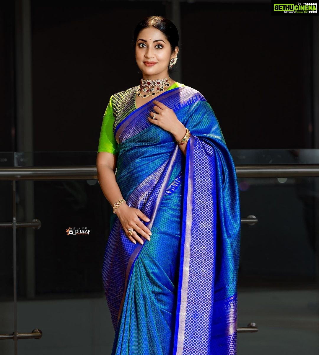 Navya Nair Instagram - Lovers dont finally meet somewhere , they are in each other all along .. rumi ❤️❤️❤️ MUA @amal_ajithkumar styling @sabarinathk_ loved the blouse sabbu Jewellery @sangeetha916gold Saree @seemattitextiles