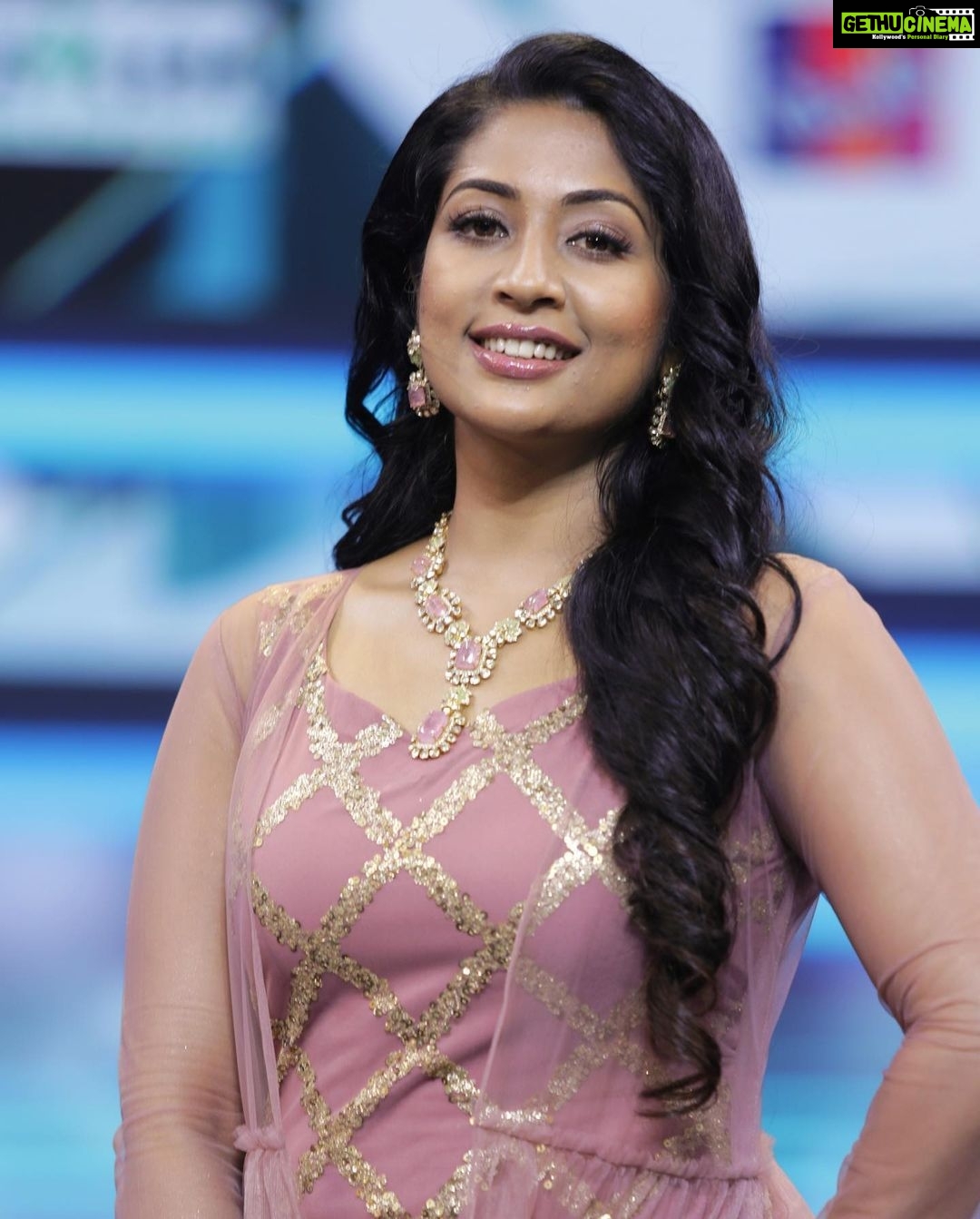 Navya Nair Instagram - Thank u anandu fr these very much candid clicks .. make up @sijanmakeupartist styling @sabarinathk_ accessories @sangeetha916gold costumes @ioara_couture .. @flowers_starmagic @anopjohn