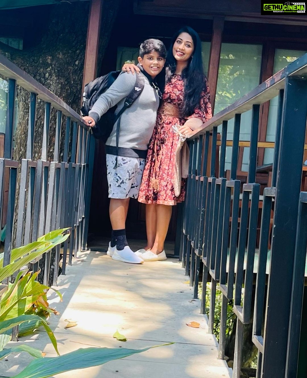 Navya Nair Instagram - Because when u stop and look around , this life is pretty amazing .. ❤️❤️❤️ Dream Catcher Resort