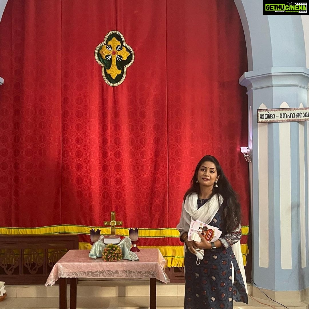 Navya Nair Instagram - എന്റെ സ്കൂളിന്റെ നവതി ആഘോഷ സമാപന സമ്മേളനം .. covid പ്രോട്ടോകോളുകൾ എല്ലാം പാലിച്ചു നടത്തിയ പരിപാടി .. swipe next .. സ്കൂൾ ചാപ്പൽ , ഇവിടെ പരീക്ഷക്ക് ചോദ്യം എളുപ്പവാണെന്നും ,ഫുൾ മാർക്സ് കിട്ടണെന്നും എത്രയോ പ്രാർത്ഥിച്ച പള്ളി .. കർത്താവിനും മാതാവിനും ഒരു സ്വസ്ഥത കൊടുത്തുട്ടില്ല .. ഇന്നിതാ വീണ്ടും സ്കൂളിന്റെ നവതി ഉദ്ഘാടനം .. god is great .. എന്റെ അമ്മൂമ്മയും അമ്മയും പിന്നെ ഞാനും പഠിച്ച സ്കൂൾ .. അച്ചടക്കം , സ്നേഹം ,പരിഗണന ,സഹാനുഭൂതി ഒക്കെ പഠിപ്പിച്ച വിളനിലം .. ബഥനി ബാലികമഠം .. to all my classmates out there at bethany , just visited and had an awesome time with sister rajitha , sister lumina , santha teacher ,lissy kumari teacher ,esther teacher ,jessy teacher, sister vineetha , kalamandalam krishnaprasad sir.. Anu teacher , pushpa teacher , susamma teacher , susanna teacher , all of them got retired ..