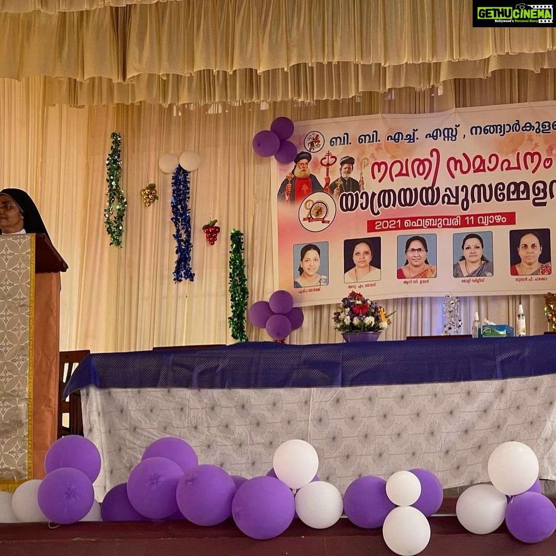 Navya Nair Instagram - എന്റെ സ്കൂളിന്റെ നവതി ആഘോഷ സമാപന സമ്മേളനം .. covid പ്രോട്ടോകോളുകൾ എല്ലാം പാലിച്ചു നടത്തിയ പരിപാടി .. swipe next .. സ്കൂൾ ചാപ്പൽ , ഇവിടെ പരീക്ഷക്ക് ചോദ്യം എളുപ്പവാണെന്നും ,ഫുൾ മാർക്സ് കിട്ടണെന്നും എത്രയോ പ്രാർത്ഥിച്ച പള്ളി .. കർത്താവിനും മാതാവിനും ഒരു സ്വസ്ഥത കൊടുത്തുട്ടില്ല .. ഇന്നിതാ വീണ്ടും സ്കൂളിന്റെ നവതി ഉദ്ഘാടനം .. god is great .. എന്റെ അമ്മൂമ്മയും അമ്മയും പിന്നെ ഞാനും പഠിച്ച സ്കൂൾ .. അച്ചടക്കം , സ്നേഹം ,പരിഗണന ,സഹാനുഭൂതി ഒക്കെ പഠിപ്പിച്ച വിളനിലം .. ബഥനി ബാലികമഠം .. to all my classmates out there at bethany , just visited and had an awesome time with sister rajitha , sister lumina , santha teacher ,lissy kumari teacher ,esther teacher ,jessy teacher, sister vineetha , kalamandalam krishnaprasad sir.. Anu teacher , pushpa teacher , susamma teacher , susanna teacher , all of them got retired ..