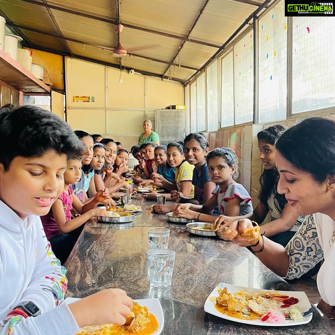 Navya Nair Instagram - Sometime with these kids of @aaswasabhavan with this loving sister fabiola fabbri from italy who has been spending all@her life willingly fr the destitute children in our state .. Fort Cochin