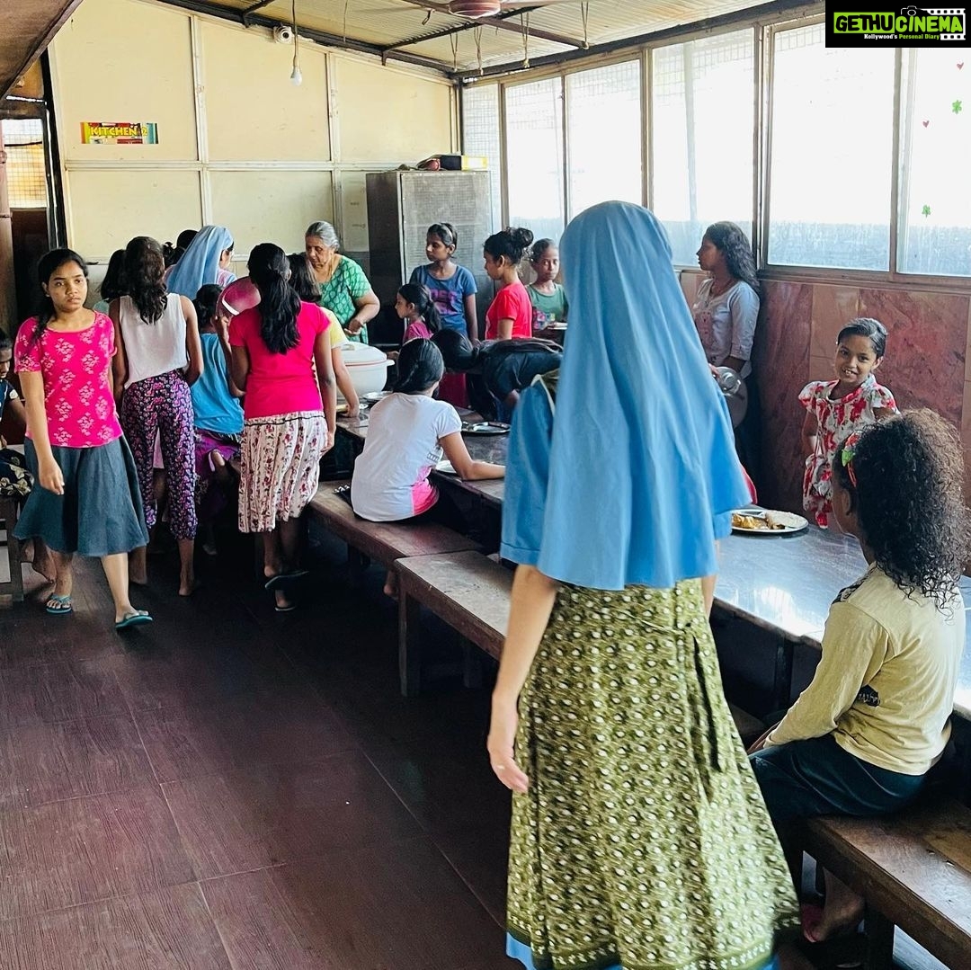 Navya Nair Instagram - Sometime with these kids of @aaswasabhavan with this loving sister fabiola fabbri from italy who has been spending all@her life willingly fr the destitute children in our state .. Fort Cochin