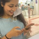 Navya Nair Instagram - Candids 🤣🤣🤣 mask ettal ende chiri kaanunnilla , mask maatti chirikkam 🙆🏻‍♀️🙆🏻‍♀️🙆🏻‍♀️🙈🙈