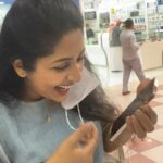 Navya Nair Instagram - Candids 🤣🤣🤣 mask ettal ende chiri kaanunnilla , mask maatti chirikkam 🙆🏻‍♀️🙆🏻‍♀️🙆🏻‍♀️🙈🙈