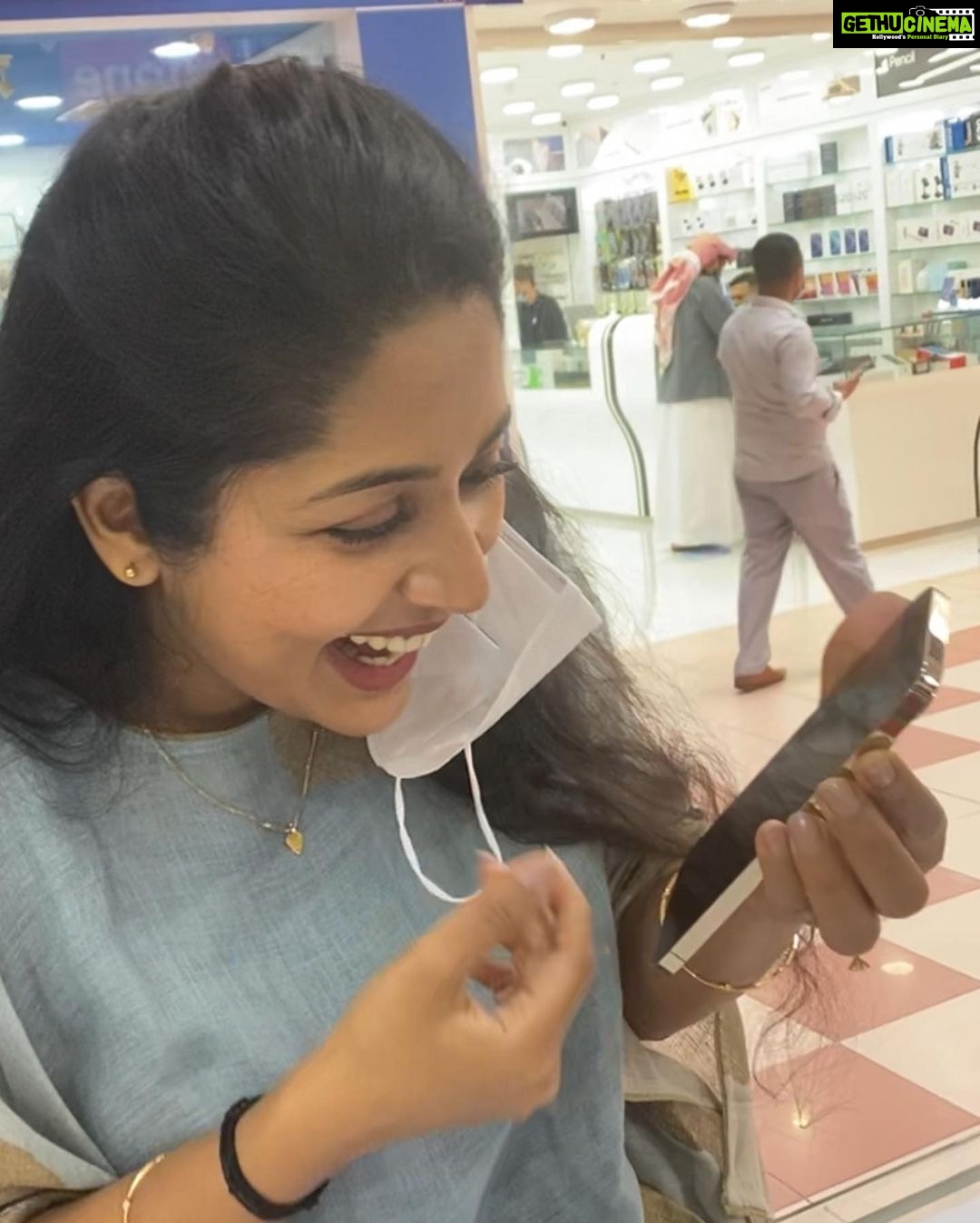 Navya Nair Instagram - Candids 🤣🤣🤣 mask ettal ende chiri kaanunnilla , mask maatti chirikkam 🙆🏻♀️🙆🏻♀️🙆🏻♀️🙈🙈