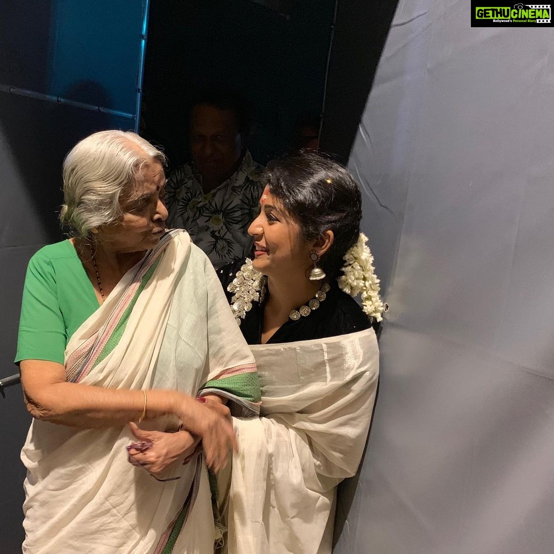 Navya Nair Instagram - ടീച്ചറെ ഇനി ഈ സ്നേഹം ഇല്ല എന്ന് വിശ്വസിക്കാൻ ആവുന്നില്ല .. താങ്ങാൻ ആവുന്നില്ല സങ്കടം .. വാക്കുകൾ എത്രമേൽ ചെറുതാകുന്നു .. എന്നെ ഇത്ര മനസിലാക്കിയ എന്റെ 'അമ്മ .. നഷ്ടം എന്നെന്നേക്കും ..