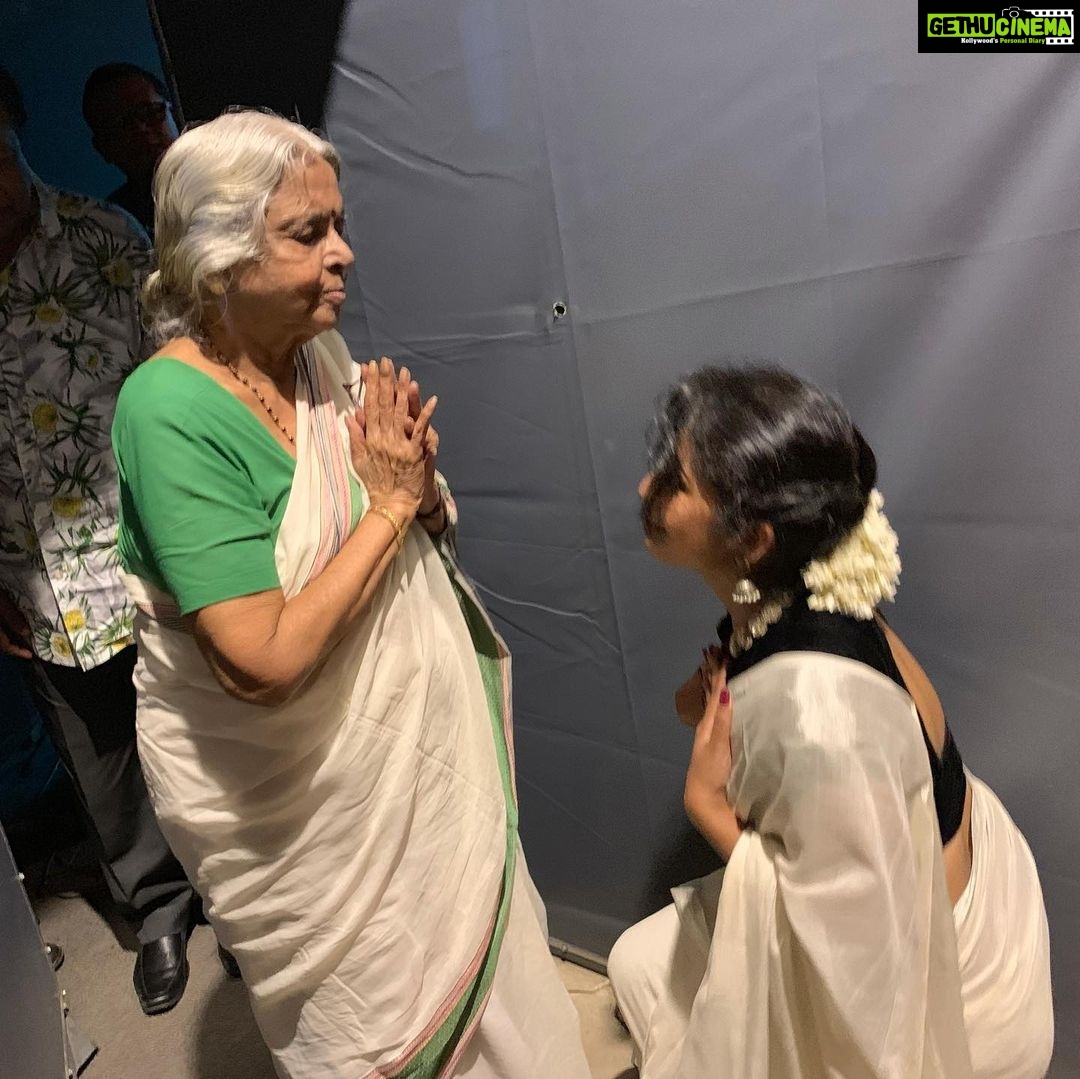 Navya Nair Instagram - ടീച്ചറെ ഇനി ഈ സ്നേഹം ഇല്ല എന്ന് വിശ്വസിക്കാൻ ആവുന്നില്ല .. താങ്ങാൻ ആവുന്നില്ല സങ്കടം .. വാക്കുകൾ എത്രമേൽ ചെറുതാകുന്നു .. എന്നെ ഇത്ര മനസിലാക്കിയ എന്റെ 'അമ്മ .. നഷ്ടം എന്നെന്നേക്കും ..