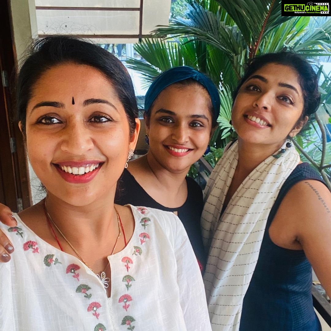 Navya Nair Instagram - ഒരുത്തി സിനിമയുടെ ആവശ്യത്തിനായി ലാൽ മീഡിയയിൽ എത്തി , ഒപ്പം സംവിധായകൻ വികെപിയും ..ഞങ്ങൾ പുറത്തു സംസാരിച്ചു നിൽക്കുമ്പോൾ പെട്ടന്ന് വികെപിയെ കാണാൻ ഷബ്ന എത്തി (vkp യുടെ മകളുടെ ചിത്രത്തിൽ അവളാണ് സ്ക്രീൻപ്ലേയ് )അവളിൽ നിന്ന് റിമ സംവിധായക പരിവേഷത്തിൽ അവിടെ ഉണ്ടെന്നറിഞ്ഞു ................അവളേ ഫോണിൽ വിളിച്ചു മുഖം കാണിക്കാൻ ആഗ്രഹം പറഞ്ഞു .. അവൾ മെല്ലെ ഡബ്ബിങ് സൂട്ടിൽ നിന്നും പുറത്തേക്കു .. ഒട്ടും പ്രതീക്ഷിക്കാതെ പിറകെ രമ്യയും ,ആനന്ദലബ്ദിക്കിനി എന്തു വേണ്ടു ,പിന്നെവൈകിയില്ല ഞാനും അവിടേക്കോടിയെത്തി കുശലം , കാലങ്ങൾക്കു ശേഷമുള്ള കാഴ്ച്ചക്കൊരു ഓർമ്മ ചിത്രമെടുത്തു പോരുമ്പോൾ ..ആദ്യത്തെ പിക് എടുക്കുമ്പോ ഷബ്ന കണ്ടില്ല , ഇതിവിടെ പറ്റില്ല എന്ന് പറഞ്ഞു അവൾ പറന്നു വന്നു .. അങ്ങനെ ഒരു ചെറിയ സന്തോഷം .. @rimakallingal എന്നെ കാനഡയിൽ സഹിച്ച സഹയാത്രിക , @ramyanambessan കൂട്ടത്തിലെ പാട്ടുകാരി , ഇന്നലെയും നിന്റെ പാട്ടു കേട്ടു കൂടെപാടാൻ വ്യഥാ ശ്രമം നടത്തിയിരുന്നു 😂 @mohammed_shabna എന്റെ ഡാൻസ് മേറ്റ് ..