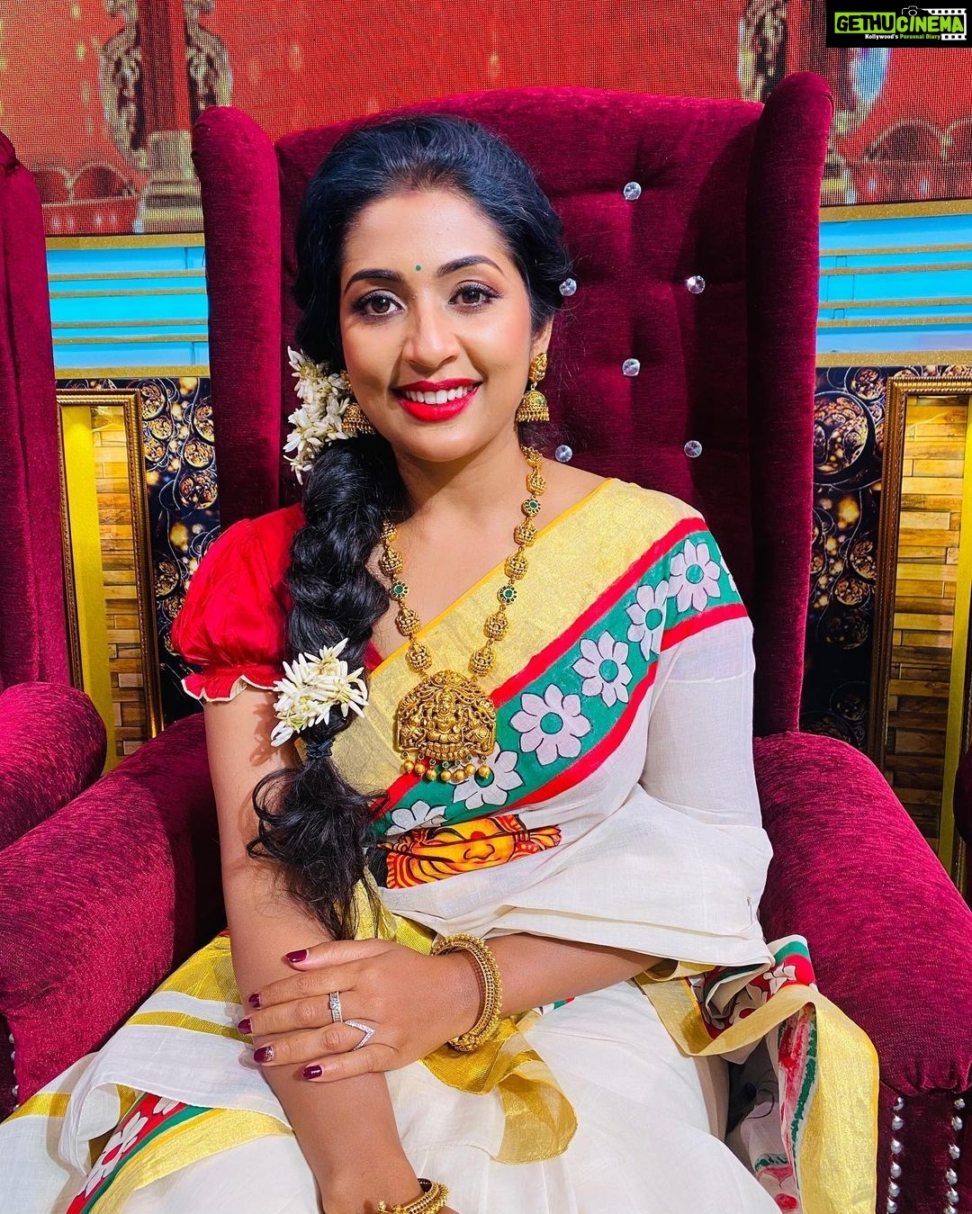 Navya Nair Instagram - കേരള പിറവി ദിനാശംസകൾ ...
