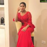 Navya Nair Instagram - And the very next pic is what i really do when the lighting is still not ready 😜😜😜. ..