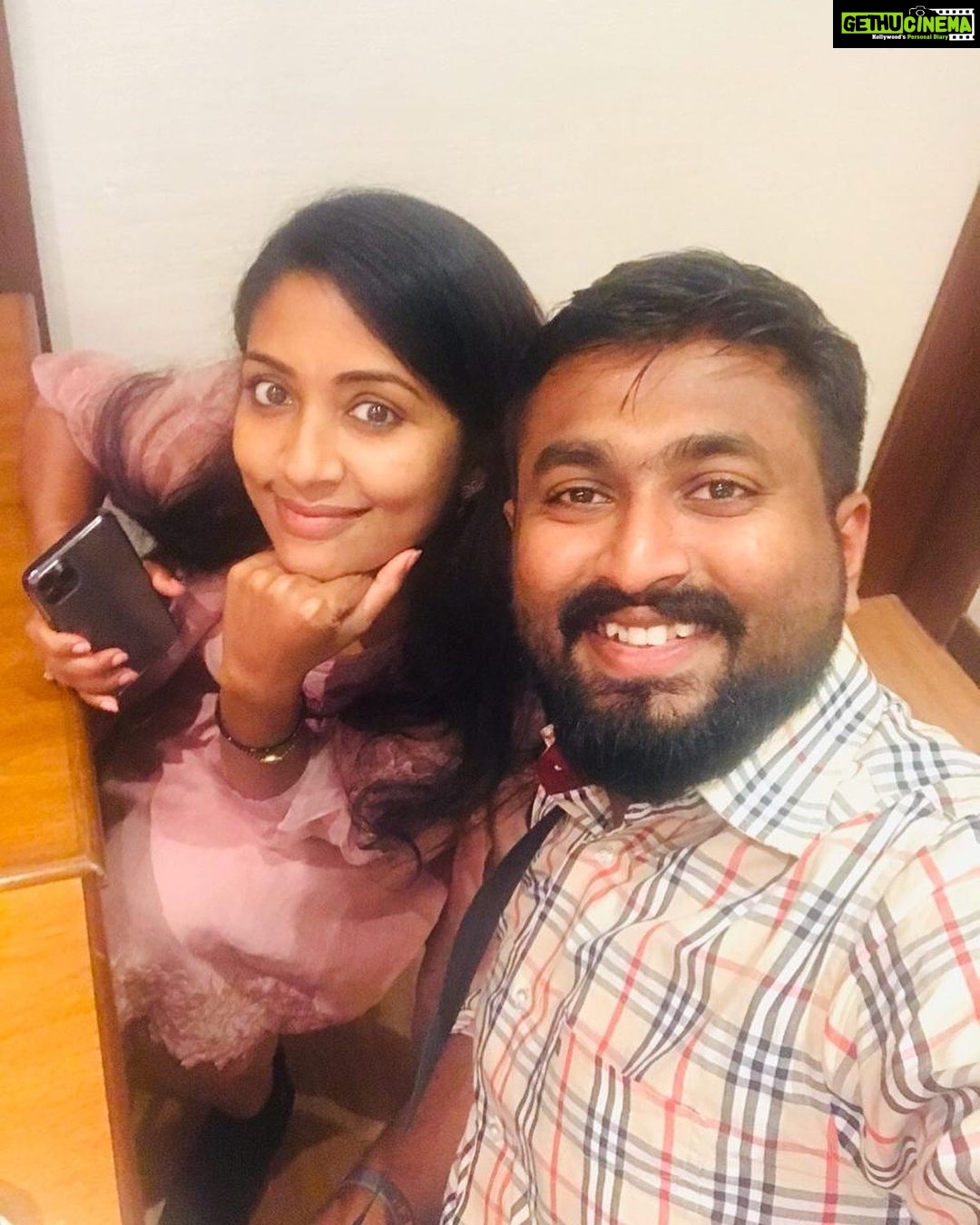 Navya Nair Instagram - Rakshabandhan day .. me and my bro .. rakhi ellathondu no raksha ennu brother ariyichathinaal ee pic rakhi aayi sweekarichu ende return gift expect cheyyunnu 😂😂😂 hai endu nalla aachaarangal ..