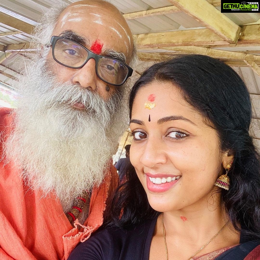 Navya Nair Instagram - Gurubhyo namah ..🙏🏻🙏🏻🙏🏻 guru poornima .. guru pooja ... manu mash my guru .. @manuthekkoot @pranav.deva @keerthana.anil.52
