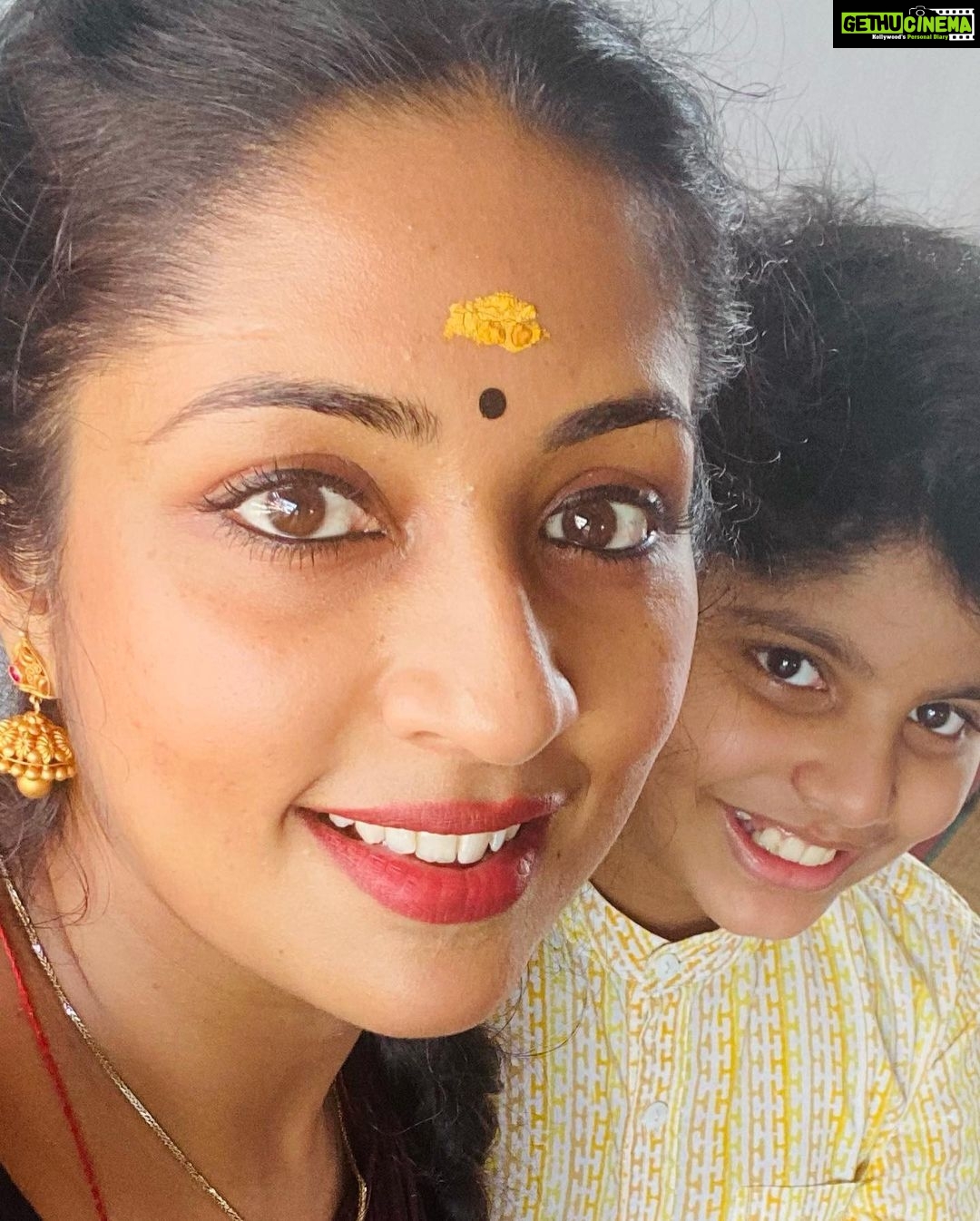 Navya Nair Instagram - Manu mashum njangalum 😍😍😍
