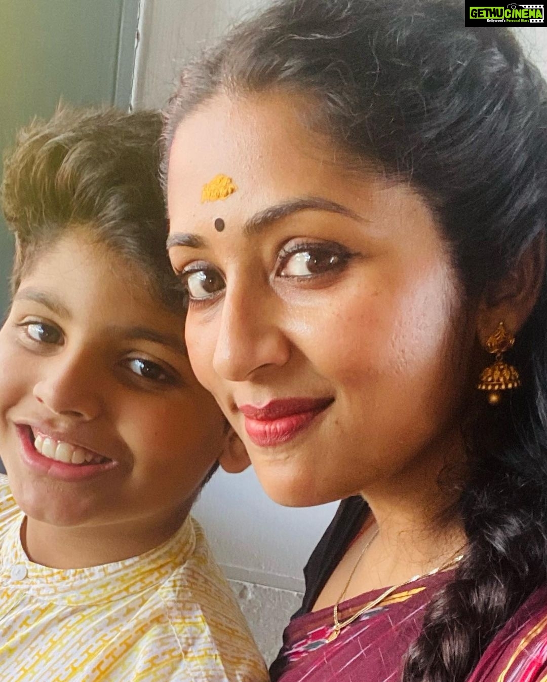 Navya Nair Instagram - Manu mashum njangalum 😍😍😍