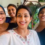 Navya Nair Instagram - ഒരുത്തി സിനിമയുടെ ആവശ്യത്തിനായി ലാൽ മീഡിയയിൽ എത്തി , ഒപ്പം സംവിധായകൻ വികെപിയും ..ഞങ്ങൾ പുറത്തു സംസാരിച്ചു നിൽക്കുമ്പോൾ പെട്ടന്ന് വികെപിയെ കാണാൻ ഷബ്‌ന എത്തി (vkp യുടെ മകളുടെ ചിത്രത്തിൽ അവളാണ് സ്ക്രീൻപ്ലേയ് )അവളിൽ നിന്ന് റിമ സംവിധായക പരിവേഷത്തിൽ അവിടെ ഉണ്ടെന്നറിഞ്ഞു ................അവളേ ഫോണിൽ വിളിച്ചു മുഖം കാണിക്കാൻ ആഗ്രഹം പറഞ്ഞു .. അവൾ മെല്ലെ ഡബ്ബിങ് സൂട്ടിൽ നിന്നും പുറത്തേക്കു .. ഒട്ടും പ്രതീക്ഷിക്കാതെ പിറകെ രമ്യയും ,ആനന്ദലബ്ദിക്കിനി എന്തു വേണ്ടു ,പിന്നെവൈകിയില്ല ഞാനും അവിടേക്കോടിയെത്തി കുശലം , കാലങ്ങൾക്കു ശേഷമുള്ള കാഴ്ച്ചക്കൊരു ഓർമ്മ ചിത്രമെടുത്തു പോരുമ്പോൾ ..ആദ്യത്തെ പിക് എടുക്കുമ്പോ ഷബ്‌ന കണ്ടില്ല , ഇതിവിടെ പറ്റില്ല എന്ന് പറഞ്ഞു അവൾ പറന്നു വന്നു .. അങ്ങനെ ഒരു ചെറിയ സന്തോഷം .. @rimakallingal എന്നെ കാനഡയിൽ സഹിച്ച സഹയാത്രിക , @ramyanambessan കൂട്ടത്തിലെ പാട്ടുകാരി , ഇന്നലെയും നിന്റെ പാട്ടു കേട്ടു കൂടെപാടാൻ വ്യഥാ ശ്രമം നടത്തിയിരുന്നു 😂 @mohammed_shabna എന്റെ ഡാൻസ് മേറ്റ് ..