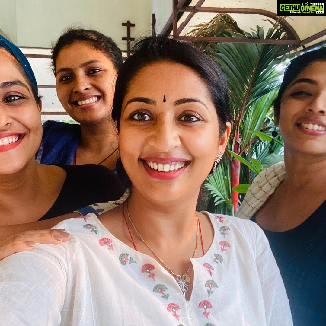 Navya Nair Instagram - ഒരുത്തി സിനിമയുടെ ആവശ്യത്തിനായി ലാൽ മീഡിയയിൽ എത്തി , ഒപ്പം സംവിധായകൻ വികെപിയും ..ഞങ്ങൾ പുറത്തു സംസാരിച്ചു നിൽക്കുമ്പോൾ പെട്ടന്ന് വികെപിയെ കാണാൻ ഷബ്ന എത്തി (vkp യുടെ മകളുടെ ചിത്രത്തിൽ അവളാണ് സ്ക്രീൻപ്ലേയ് )അവളിൽ നിന്ന് റിമ സംവിധായക പരിവേഷത്തിൽ അവിടെ ഉണ്ടെന്നറിഞ്ഞു ................അവളേ ഫോണിൽ വിളിച്ചു മുഖം കാണിക്കാൻ ആഗ്രഹം പറഞ്ഞു .. അവൾ മെല്ലെ ഡബ്ബിങ് സൂട്ടിൽ നിന്നും പുറത്തേക്കു .. ഒട്ടും പ്രതീക്ഷിക്കാതെ പിറകെ രമ്യയും ,ആനന്ദലബ്ദിക്കിനി എന്തു വേണ്ടു ,പിന്നെവൈകിയില്ല ഞാനും അവിടേക്കോടിയെത്തി കുശലം , കാലങ്ങൾക്കു ശേഷമുള്ള കാഴ്ച്ചക്കൊരു ഓർമ്മ ചിത്രമെടുത്തു പോരുമ്പോൾ ..ആദ്യത്തെ പിക് എടുക്കുമ്പോ ഷബ്ന കണ്ടില്ല , ഇതിവിടെ പറ്റില്ല എന്ന് പറഞ്ഞു അവൾ പറന്നു വന്നു .. അങ്ങനെ ഒരു ചെറിയ സന്തോഷം .. @rimakallingal എന്നെ കാനഡയിൽ സഹിച്ച സഹയാത്രിക , @ramyanambessan കൂട്ടത്തിലെ പാട്ടുകാരി , ഇന്നലെയും നിന്റെ പാട്ടു കേട്ടു കൂടെപാടാൻ വ്യഥാ ശ്രമം നടത്തിയിരുന്നു 😂 @mohammed_shabna എന്റെ ഡാൻസ് മേറ്റ് ..