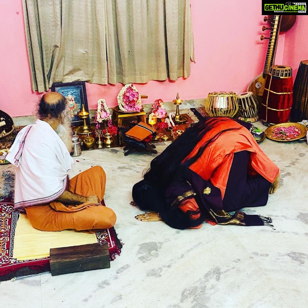 Navya Nair Instagram - Late post 🤗🤗🤗.. the greatest gift on planet Earth is the rare event of an enlightened Master happening in ones life .. He is the ultimate luxury .. gurubhyo namah 🙏🏻🙏🏻🙏🏻