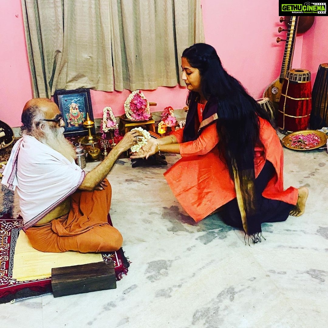 Navya Nair Instagram - Late post 🤗🤗🤗.. the greatest gift on planet Earth is the rare event of an enlightened Master happening in ones life .. He is the ultimate luxury .. gurubhyo namah 🙏🏻🙏🏻🙏🏻