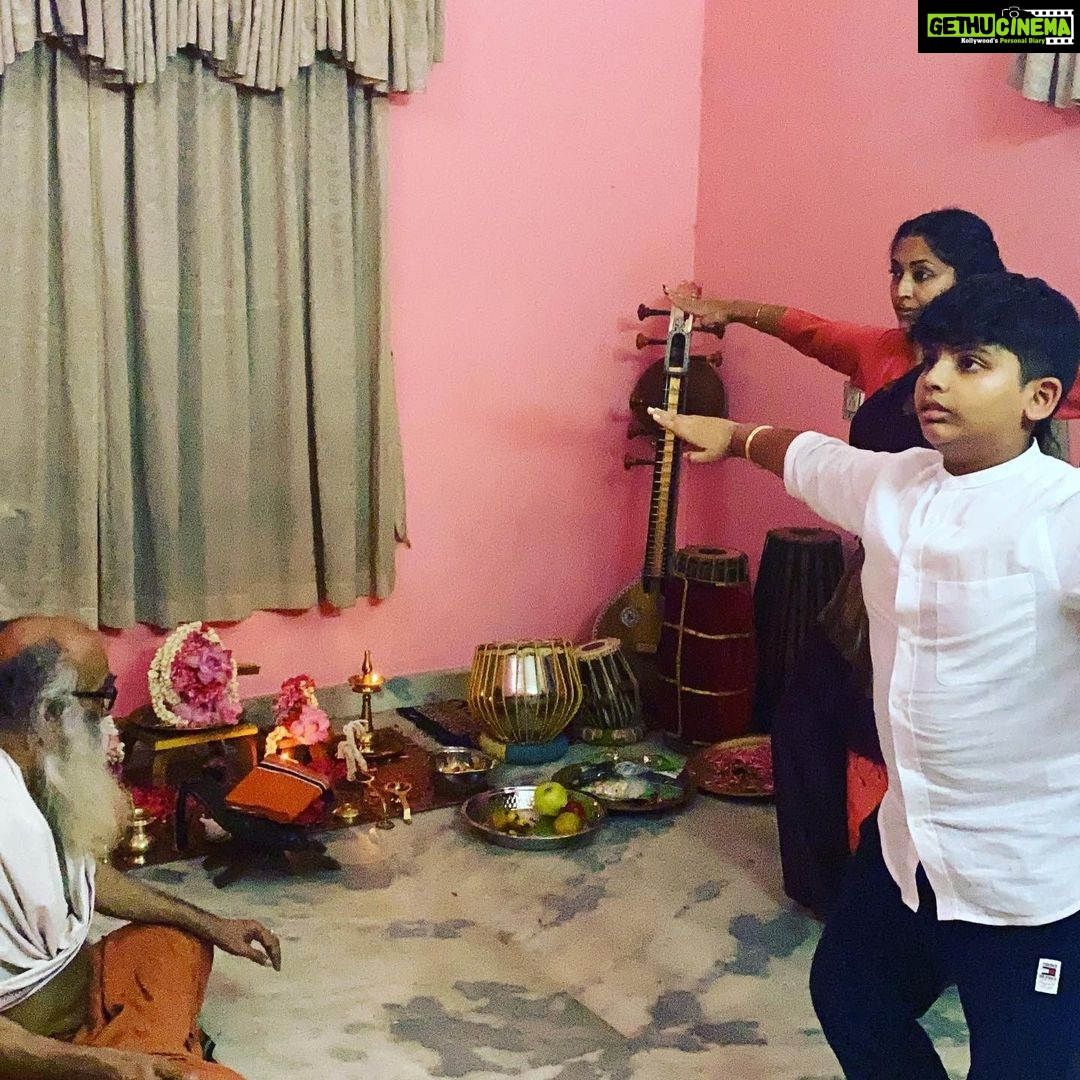 Navya Nair Instagram - Late post 🤗🤗🤗.. the greatest gift on planet Earth is the rare event of an enlightened Master happening in ones life .. He is the ultimate luxury .. gurubhyo namah 🙏🏻🙏🏻🙏🏻