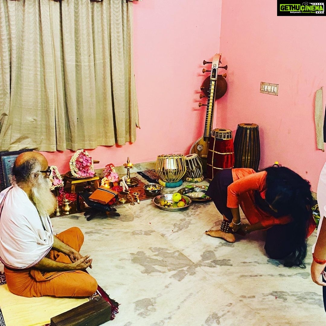 Navya Nair Instagram - Late post 🤗🤗🤗.. the greatest gift on planet Earth is the rare event of an enlightened Master happening in ones life .. He is the ultimate luxury .. gurubhyo namah 🙏🏻🙏🏻🙏🏻