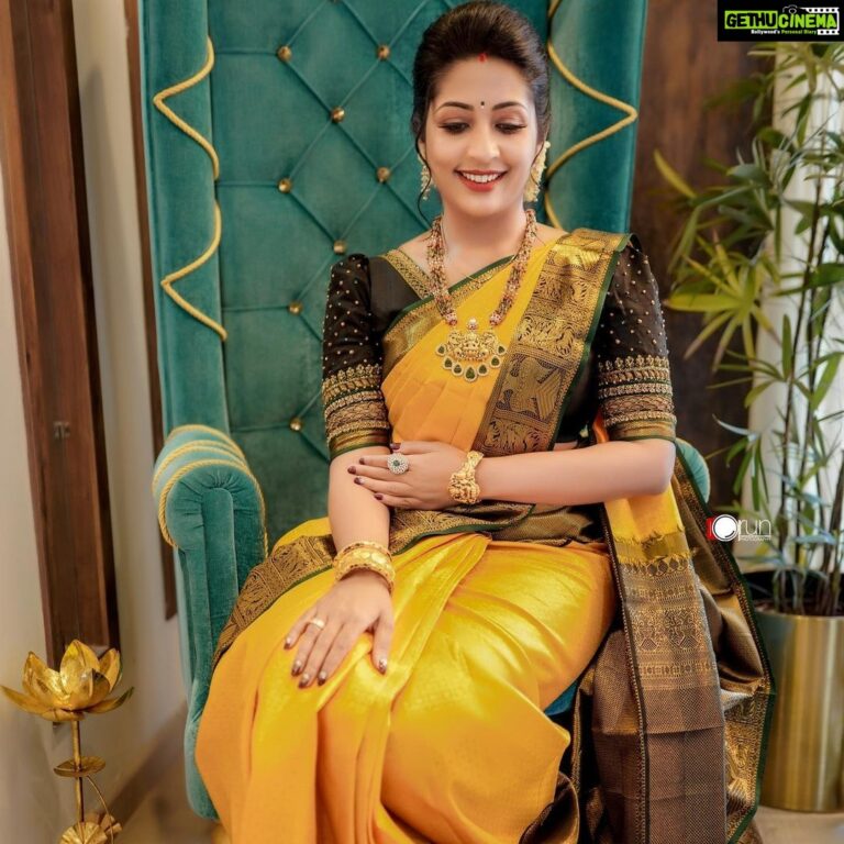 Navya Nair Instagram - If it makes you happy , it doesnt have to make sense to others .. ♥️♥️♥️ Thank u my dear raga fr this wonderful collection of yours which made my attire elegant @c.j.artisanboutique @sajithandsujith fr the make over and sabbu @sabarinathk_ fr styling , clicks by @arun_photograps_
