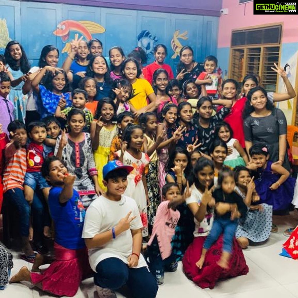 Navya Nair Instagram - And my bday celebration ended with this lovely children of ashwasa bhavan fort kochi ... thank u everyone for the wishes and messages .. my heart felt gratitude to every one of you .. love and peace ...