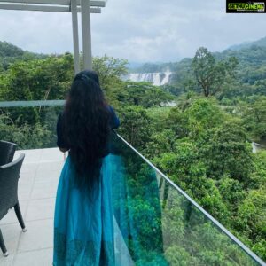 Navya Nair Instagram - The world is big and i want to hav a good look at it before it gets dark .. blissfulness @samrohaathirappilly , the calmness of the gentle breeze , damp grass with morning dew , the roaring echoes of the waterfall , frothy water and my dear ones .. and the yummilicious food at samroha .. made my day .. 😍😍😍 PC @rahulr36 Niraamaya Retreats Samroha