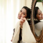 Navya Nair Instagram - Happy happy onam to everyone ... may u all have a safe and prosperous year ahead .. stay happy in life .. end of the day , how happily u lived remains .. so enjoy wvery moment to the fullest .. make up and hair the lovely @sajithandsujith , styling my dear @sabarinathk_ , clicked by the cute @pranavraaaj , costumes by my new friend sajna @sara.sajnarahman ..