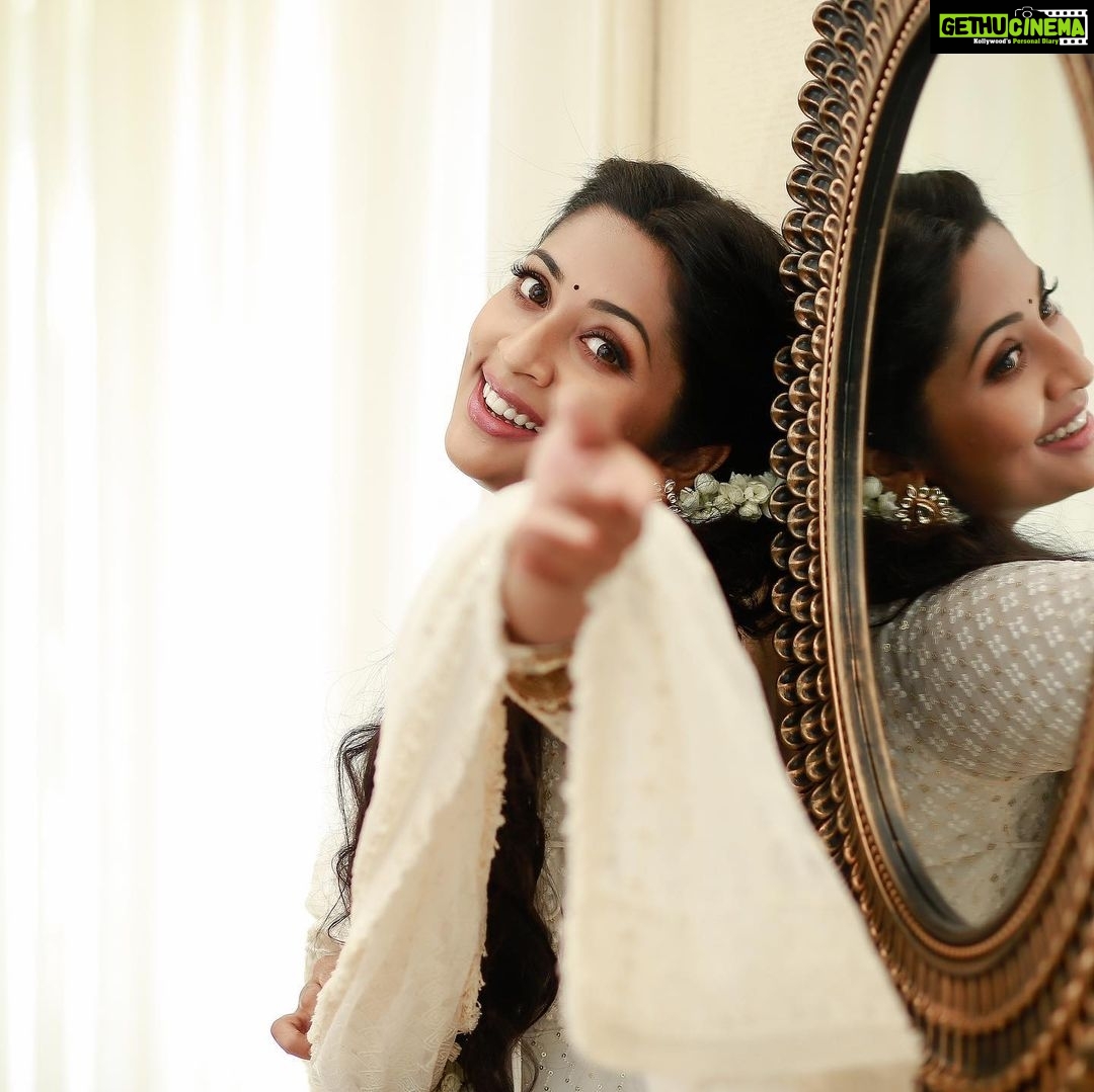 Navya Nair Instagram - Happy happy onam to everyone ... may u all have a safe and prosperous year ahead .. stay happy in life .. end of the day , how happily u lived remains .. so enjoy wvery moment to the fullest .. make up and hair the lovely @sajithandsujith , styling my dear @sabarinathk_ , clicked by the cute @pranavraaaj , costumes by my new friend sajna @sara.sajnarahman ..