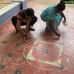 Navya Nair Instagram - Different stages of our pookkalam 😍😍😍 actually i was too sick , so i had planned in my mind to go fr a simple pookkalam .. bt when there are lot of flowers and lot of kids around to encourage , u end up making them happy and inturn happy too see their smiles ... #love #pookkalam #onam