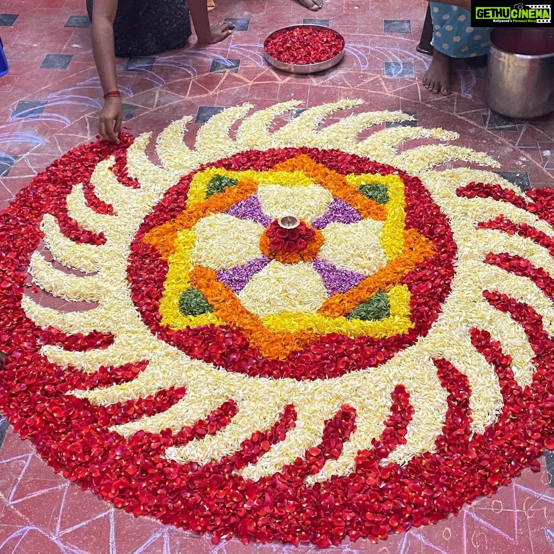 Navya Nair Instagram - Different stages of our pookkalam ššš actually i was too sick , so i had planned in my mind to go fr a simple pookkalam .. bt when there are lot of flowers and lot of kids around to encourage , u end up making them happy and inturn happy too see their smiles ... #love #pookkalam #onam