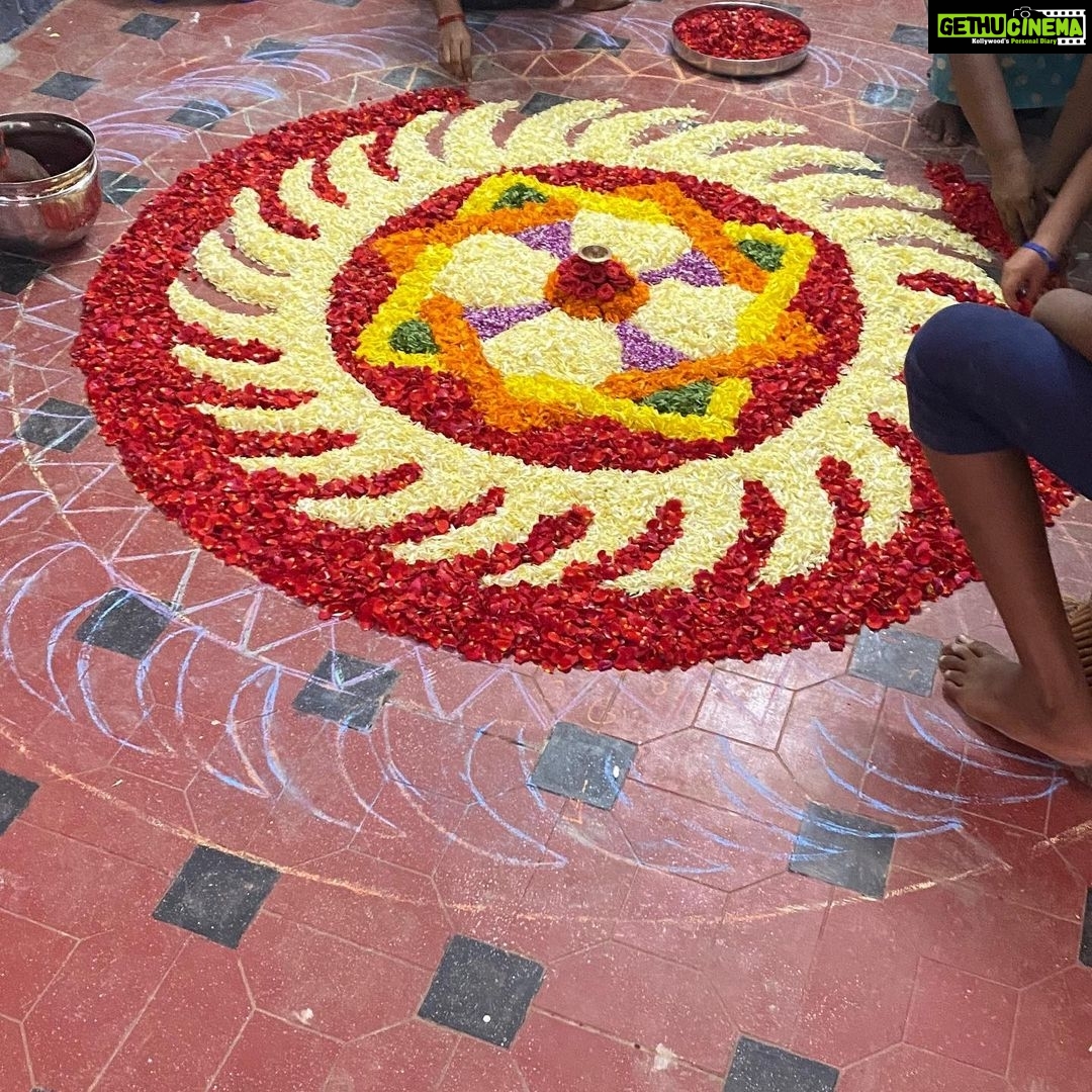 Navya Nair Instagram - Different stages of our pookkalam ššš actually i was too sick , so i had planned in my mind to go fr a simple pookkalam .. bt when there are lot of flowers and lot of kids around to encourage , u end up making them happy and inturn happy too see their smiles ... #love #pookkalam #onam