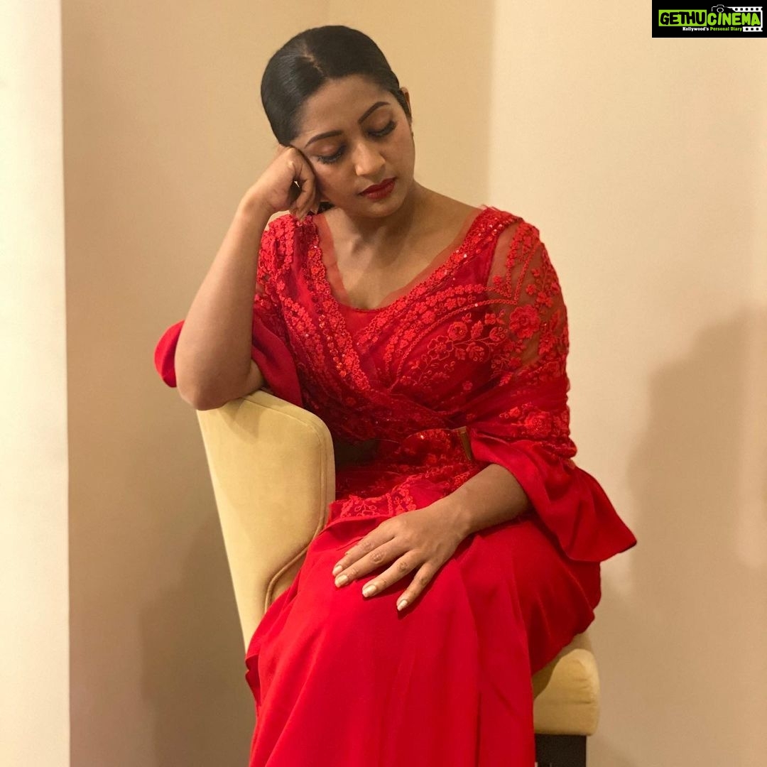 Navya Nair Instagram - And the very next pic is what i really do when the lighting is still not ready 😜😜😜. ..
