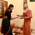 Navya Nair Instagram - Gurubhyo namah ..🙏🏻🙏🏻🙏🏻 guru poornima .. guru pooja ... manu mash my guru .. @manuthekkoot @pranav.deva @keerthana.anil.52
