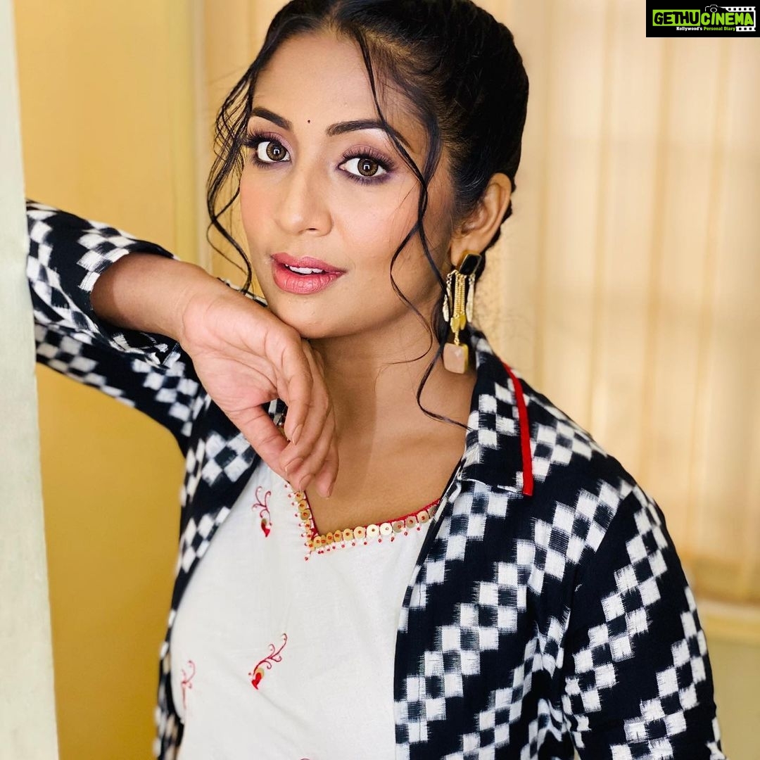 Navya Nair Instagram - Life is jus so pure .... Make up @shoshanks_makeup styling @sabarinathk_ Costumes @aatmabyamitha