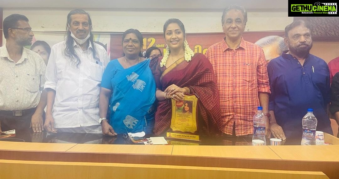 Navya Nair Instagram - 12th Bharath murali cultural awards .. best actress for oruthee , film directed by @vkprakash61 and produced by @benzyproductions nazer ikka .. script by sureshbabu .. thank u sharath sir ,vijayakrishnan sir and pallisery sir and all others who are involved in the jury .. thank u minister smt chinjurani and sakhavu panniyan raveendran sir for your valuable presence and appreciating words .