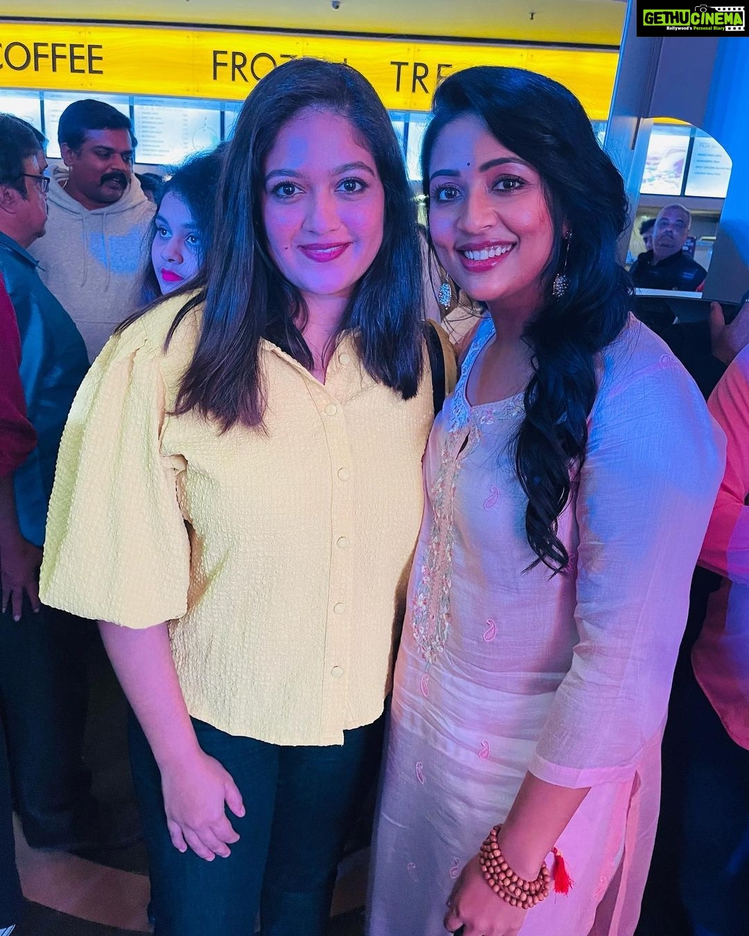 Navya Nair Instagram - I have always wanted to meet u meghna , i have always wanted to hug u tight and i am glad i cud do it .. evn though the pics have not come good cos of some lighting , i cant stop posting it .. Met her at the premier of drishya 2 .. love u .. muaa.. @megsraj Sheraton Grand Bangalore Hotel at Brigade Gateway