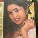 Navya Nair Instagram - Pazaya magazines kandappo onnu phonil click cheythu